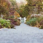 Allée de jardin : en béton désactivé, drainant, poreux ou balayé ?