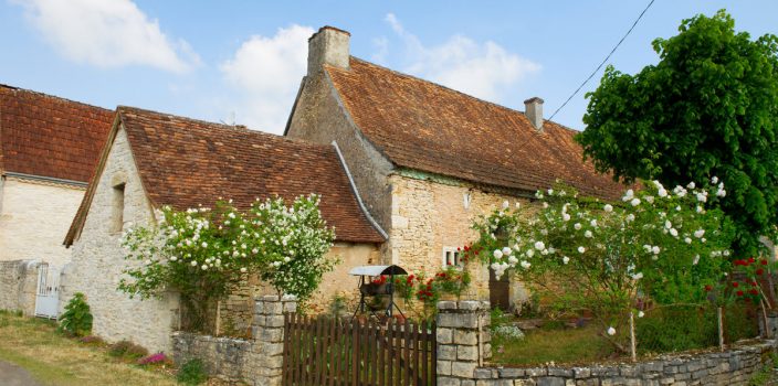 Installer une clôture en matériau naturel : les étapes à suivre