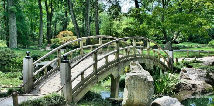 Quel matériau choisir pour construire un pont de jardin ?