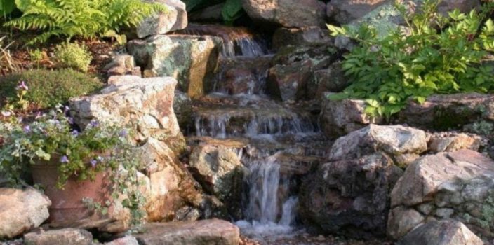 Construire une cascade sans bassin : les essentiels à savoir