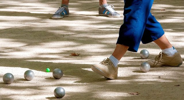 Construire un terrain de pétanque dans son jardin : combien ça coûte ?