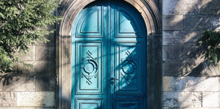 découvrez nos portes en bois sur mesure, alliant esthétique et durabilité. personnalisez votre entrée avec des designs uniques, fabriqués à la main pour s'adapter parfaitement à votre style et à votre espace. optez pour l'élégance et la chaleur du bois naturel.